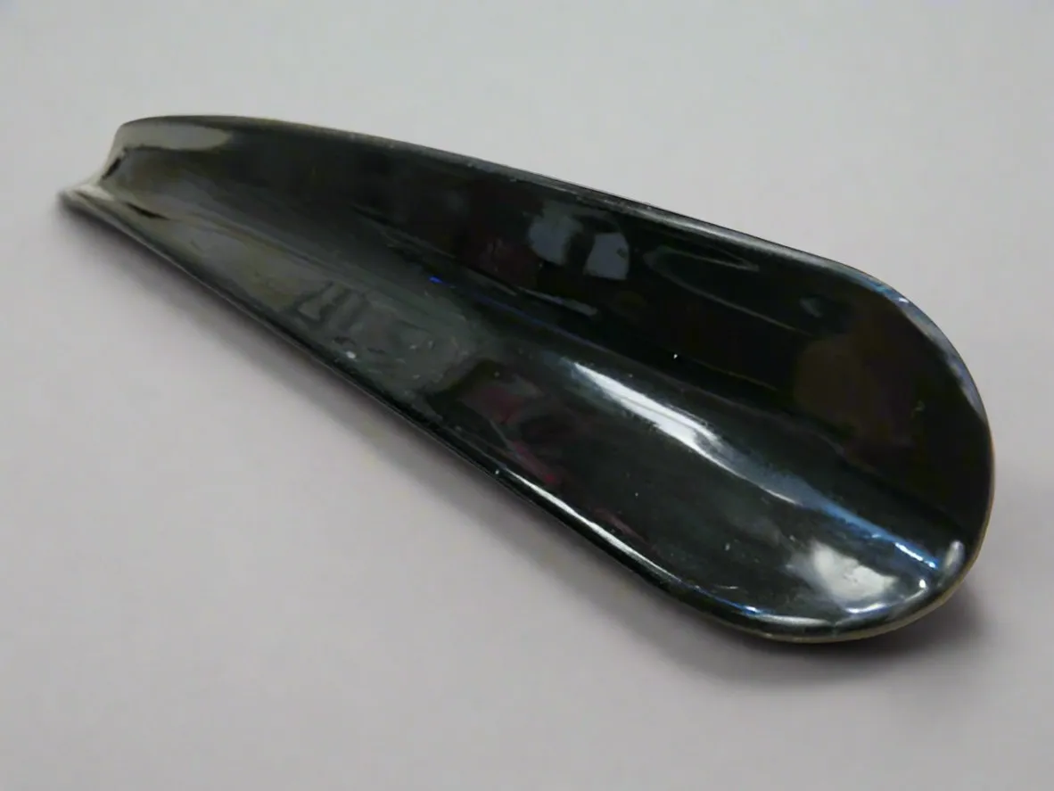 Shoe Horn Short Small Lift Fitting Aid Design Fits in Your Bag Short New Black